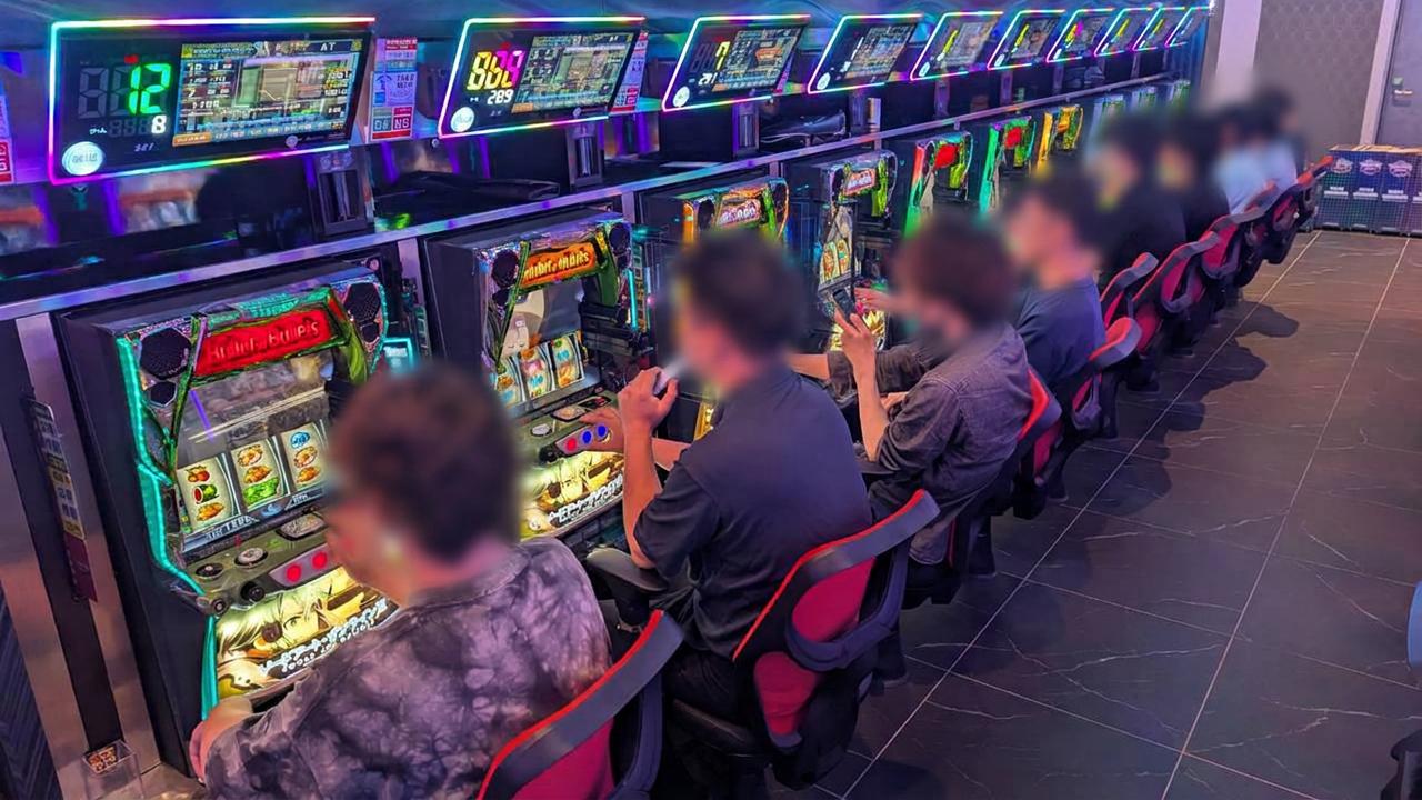 スロット島で遊技中のユーザー