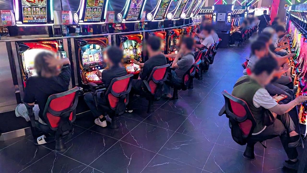 人気機種を遊技中のパチスロファン