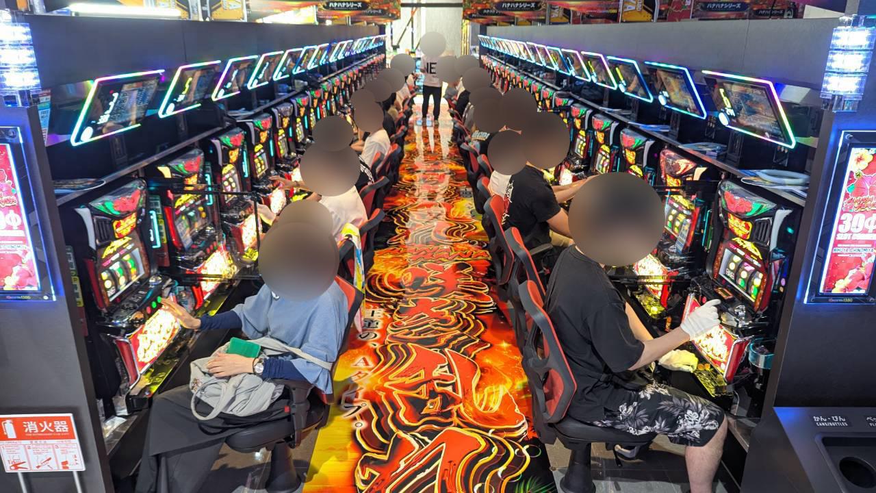 多くの来場者が人気機種を遊技中