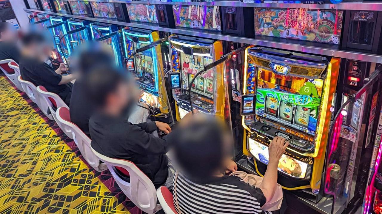 人気機種を遊技中の来店者